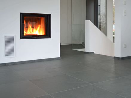 Carrelage en ardoise Grey Slate et cheminée moderne