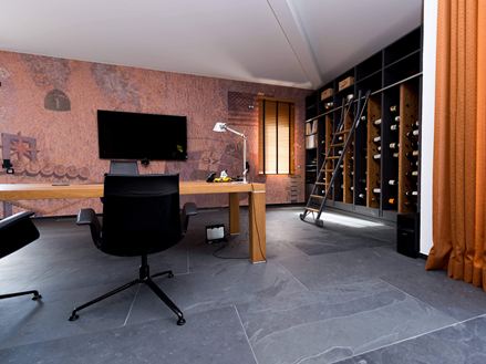 Bureau, table en bois, cave à vins et carrelage en ardoise Mustang