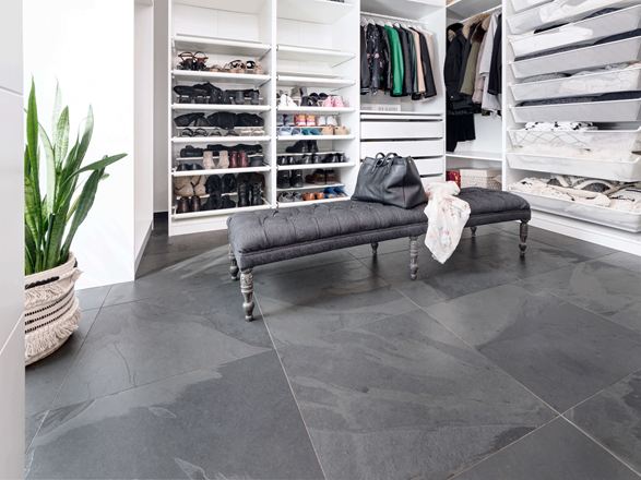 Dressing avec banc gris, armoires ouvertes blanches, carrelage en ardoise Mustang en revêtement de sol