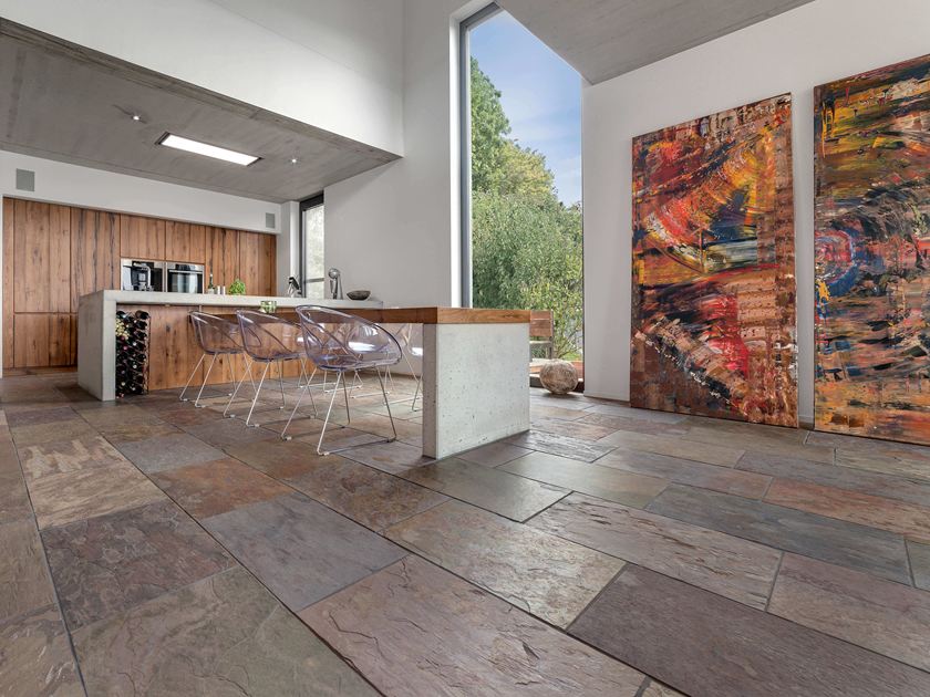 Dalle d'ardoise Peacock Multicolor dans un loft moderne
