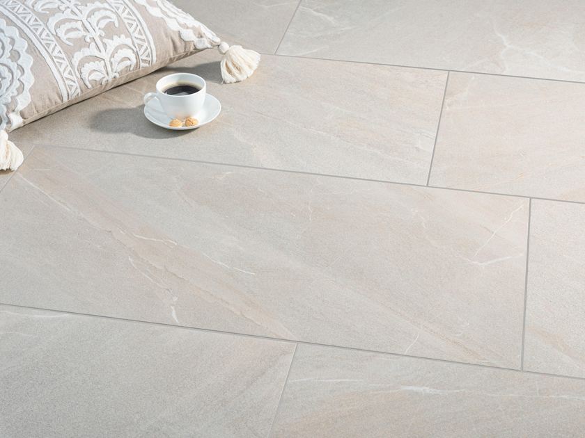 Le carrelage effet ardoise Canyon Gold et une tasse de café.