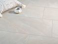 Le carrelage effet ardoise Canyon Gold et une tasse de café.