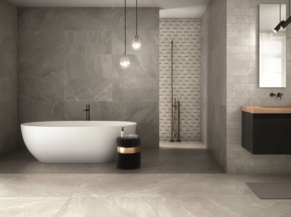  Une salle de bains en carrelage Canyon Pearl en grès cérame effet ardoise.