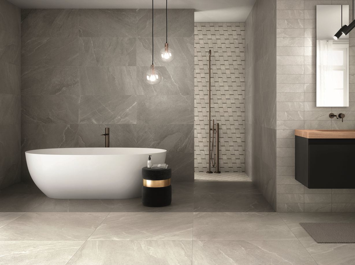 Une salle de bains en carrelage Canyon Pearl en grès cérame effet ardoise.