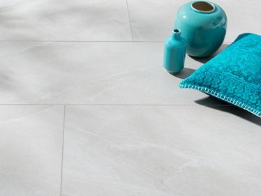  Une surface effet ardoise dans les tons gris clair, décorée de vases et coussins