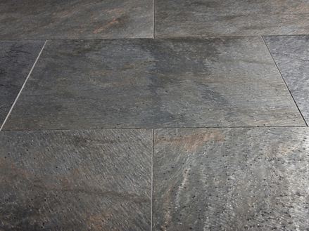 Les carreaux Deoli Green en quartzite vus du bas