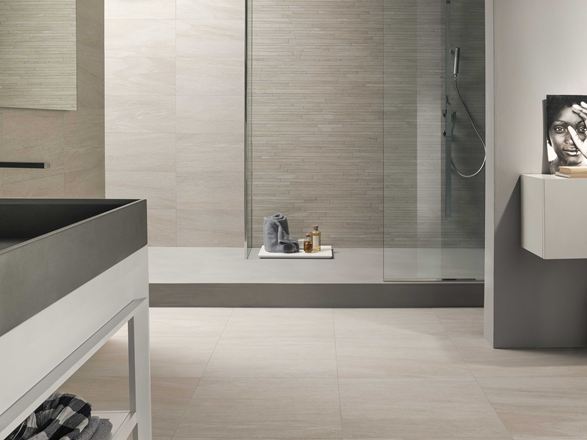  Mountain Beige en grès cérame effet pierre au mur comme au sol dans la salle de bain.