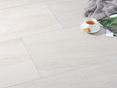Le carrelage effet pierre Mountain Beige avec une tasse de café et une couverture