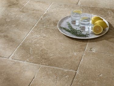 Carreaux Travertin Classic Country Gros plan sur l'eau et le citron