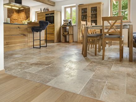 Les carreaux de travertin Classic Country dans la salle à manger