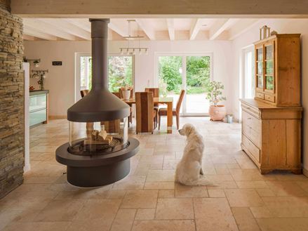 Carrelage travertin Light dans le salon avec cheminée et chien