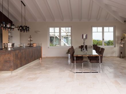 Les carreaux de travertin Light en format opus romain dans une cuisine moderne avec table et îlot