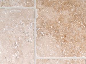 Carreaux de travertin clair à chants tambourinés