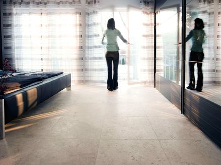 Carreaux de travertin Medium Line avec femme à la fenêtre