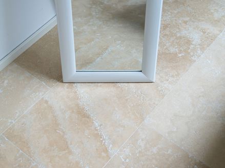 Couloir avec carreaux de travertin Medium Line et parement mural en pierre naturelle