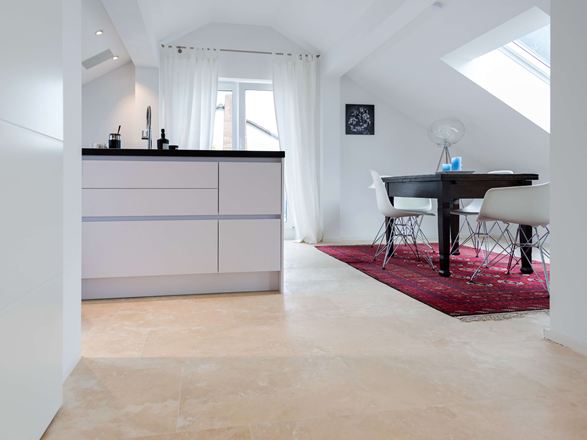 Cuisine avec travertin Medium Line et meubles modernes
