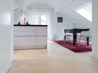 Cuisine avec travertin Medium Line et meubles modernes