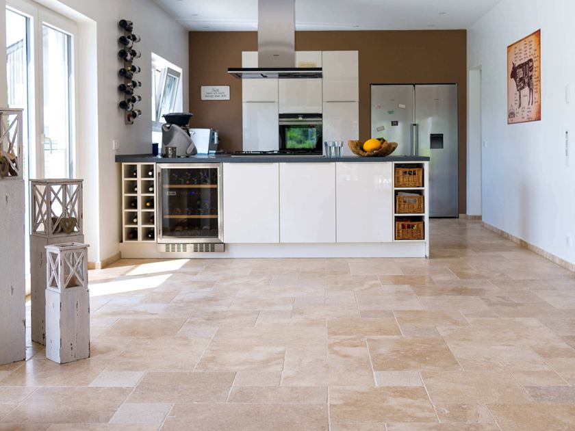 Les carreaux de travertin Medium posés dans la cuisine