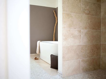 Le carrelage en travertin Medium posé dans la salle de bain