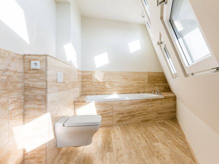 Carreaux de salle de bains Natura en pierre naturelle avec baignoire et toilettes