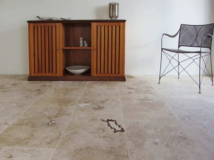 Photo du client : Carreaux de travertin Onyx, avec commode et chaise