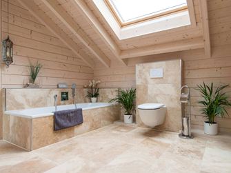 Salle de bains avec carrelage en travertin Rustic comme revêtement de sol et mural