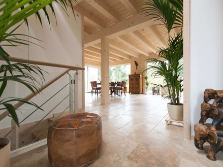 Carreaux de travertin Rustic dans des pièces de vie inondées de lumière et de plantes