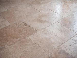 Carreaux de travertin posés dans des tons de beige moyennement foncés