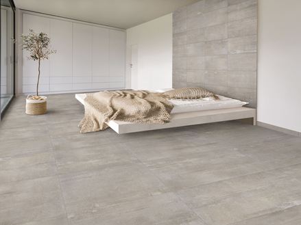 Une chambre moderne grâce au carrelage effet béton Concrete Clay dans les tons gris clair
