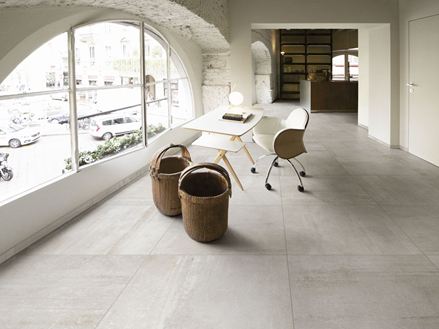 Un bureau moderne grâce au carrelage Concrete Sand et son aspect béton