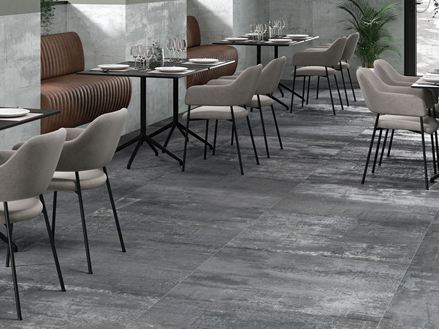 Les carreaux aspect béton Iron Graphite posés dans un restaurant
