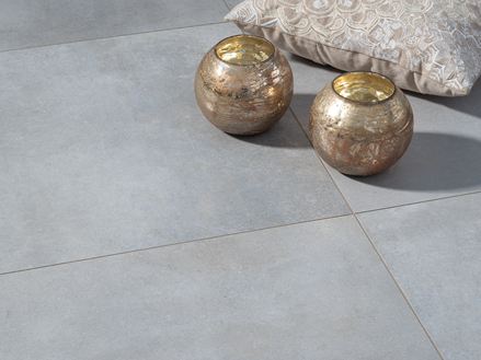 Les carreaux effet béton Pure Clay et des bougies.