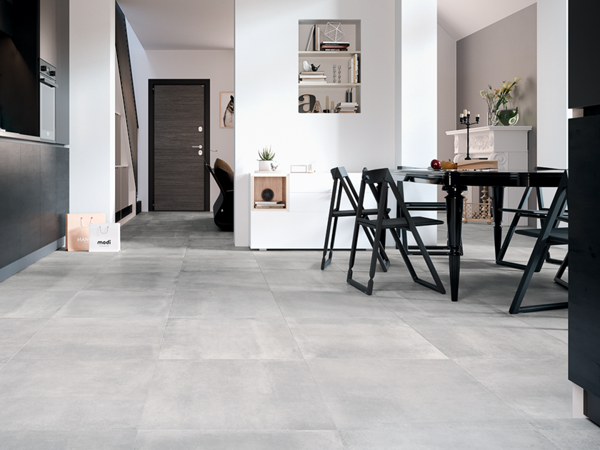 Une cuisine dans laquelle a été posé le carrelage effet béton Pure Clay.