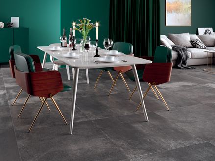 Une salle à manger ornée d'un sol en carrelage Pure Graphite
