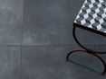 Les carreaux anthracite effet béton Pure Graphite et une table.