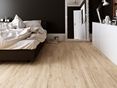  Une chambre au sol en grès cérame effet bois Scandi Light.