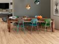 Les carreaux effet bois Scandi Oak dans une salle à manger colorée.