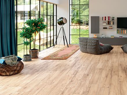  Scandi Oak posé sur une grande surface dans un salon lumineux.