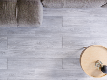 Vue de haut : le carrelage imitation parquet Country Grey dans un salon