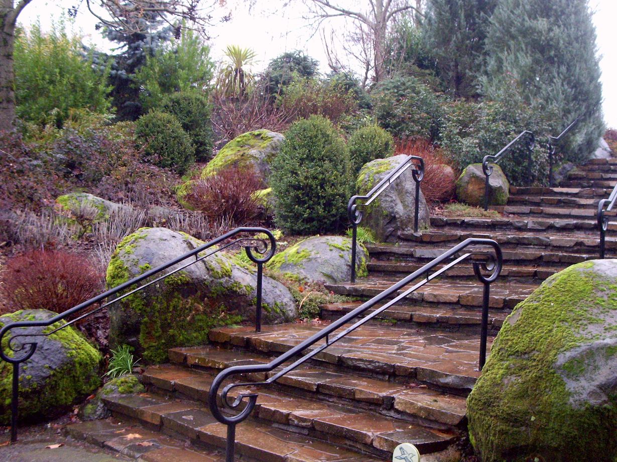 Escalier en ardoise rouge dans un jardin naturel