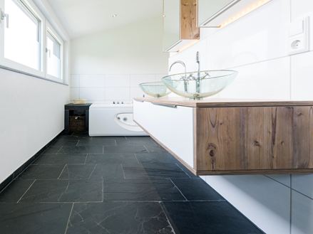 salle de bain en ardoise, bois et style moderne