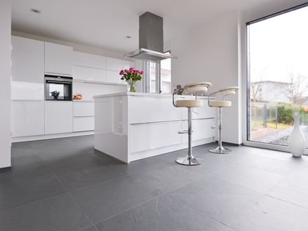 La cuisine blanche avec des éléments en métal sur en sol en ardoise Grey Slate