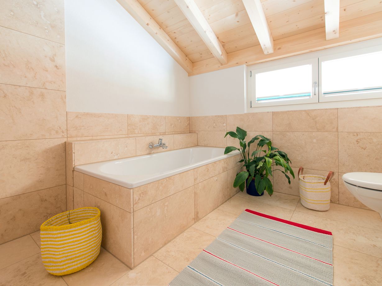 Une salle de bain en travertin: le sol, les murs, la baignoire