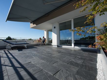 Terrasse sur le toit avec dalles d'ardoise Black Rustic