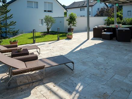 Terrasse Medium en travertin tambouriné