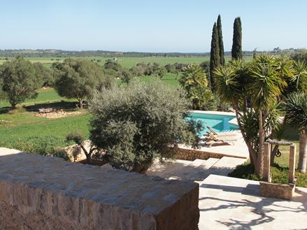 Jardin méditerranéen avec piscine et dallage en travertin Medium