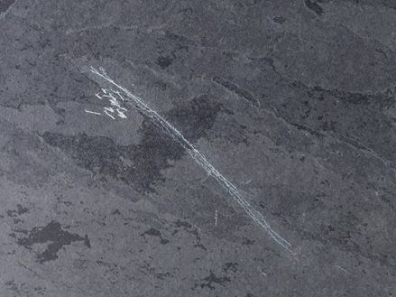 Pierre naturelle sombre éraflures