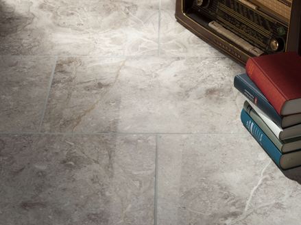 Tuiles de marbre Silver Shadow avec radio et pile de livres
