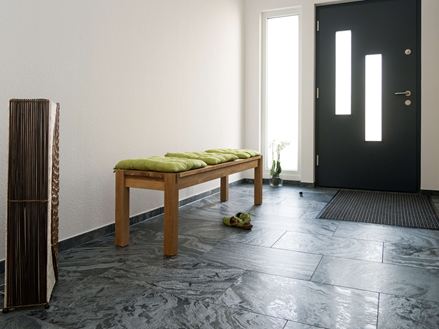 Eingangsbereich mit Quarzit Silver Grey-Fliesen