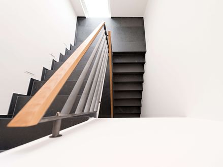Escalier par le haut avec des carrelages d'ardoise Mustang